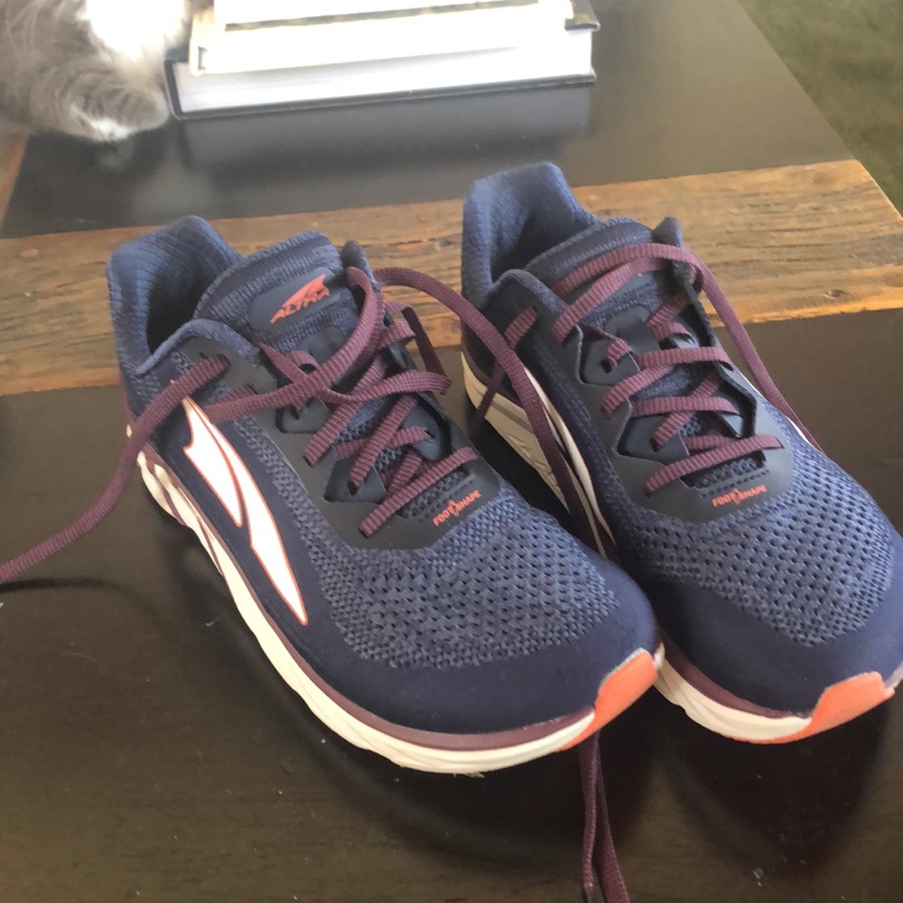 Like new altra running shoes 8.5 torin 4 plush